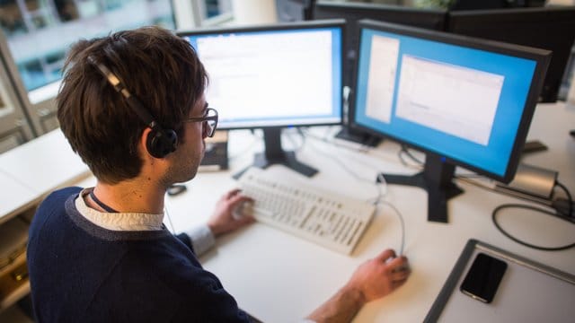 Nur noch Kopfhörer helfen, sich zu konzentrieren? Wenn es im Büro zu laut ist zum Arbeiten, dann sollten die Mitarbeiter klare Kommunikationsregeln aufstellen.