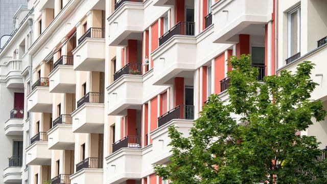 Gehört der Balkon zum Gemeinschafts- oder Sondereigentum? Die Antwort fällt vermutlich anders aus, als viele denken.