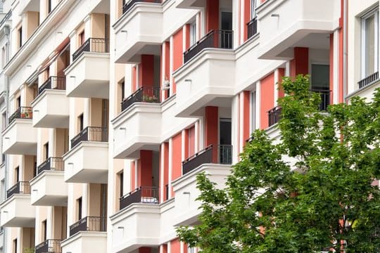 Gehört der Balkon zum Gemeinschafts- oder Sondereigentum? Die Antwort fällt vermutlich anders aus, als viele denken.