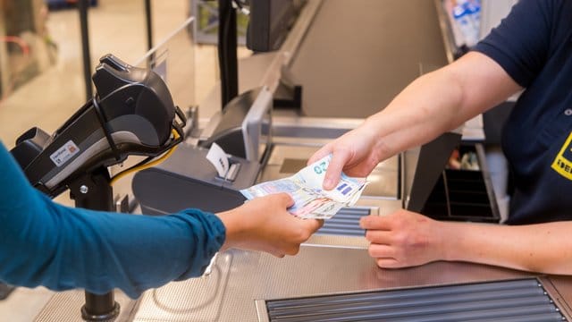 An vielen Supermarkt-Kassen bekommen Kunden mittlerweile Bargeld. An vielen Supermarkt-Kassen bekommen Kunden mittlerweile Bargeld.