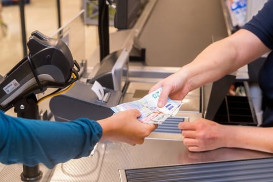 An vielen Supermarkt-Kassen bekommen Kunden mittlerweile Bargeld.