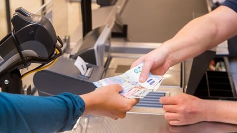 An vielen Supermarkt-Kassen bekommen Kunden mittlerweile Bargeld.