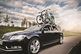 Mit dem Auto zur Fahrradtour: Wer seine Fahrräder mit dem Auto transportiert, muss für deren sicheren Halt sorgen.