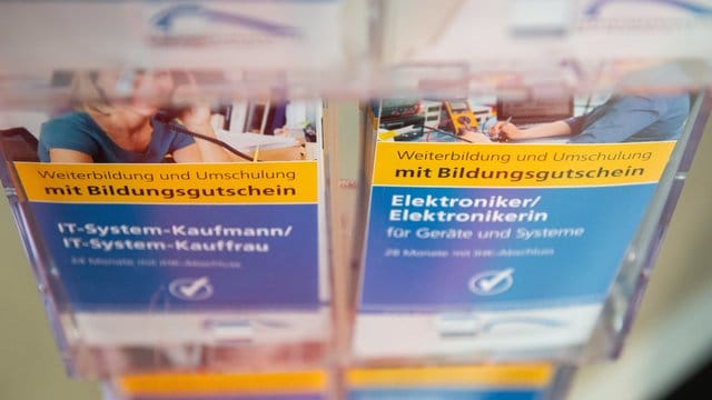 Als IT-Kauffrau oder Elektronikerin beruflich noch mal neu anfangen: Wer bestimmte Voraussetzungen erfüllt, bekommt für eine Umschulung einen Weiterbildungsgutschein.