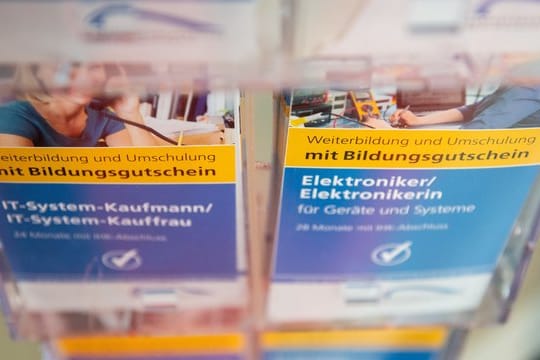 Als IT-Kauffrau oder Elektronikerin beruflich noch mal neu anfangen: Wer bestimmte Voraussetzungen erfüllt, bekommt für eine Umschulung einen Weiterbildungsgutschein.