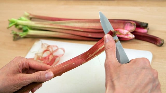 Rhabarber: Statt das Gemüse zu schälen, reicht es, die Fasern vom Stielende abzuziehen.