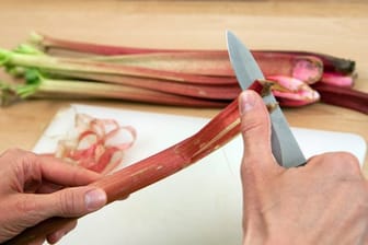 Rhabarber: Statt das Gemüse zu schälen, reicht es, die Fasern vom Stielende abzuziehen.