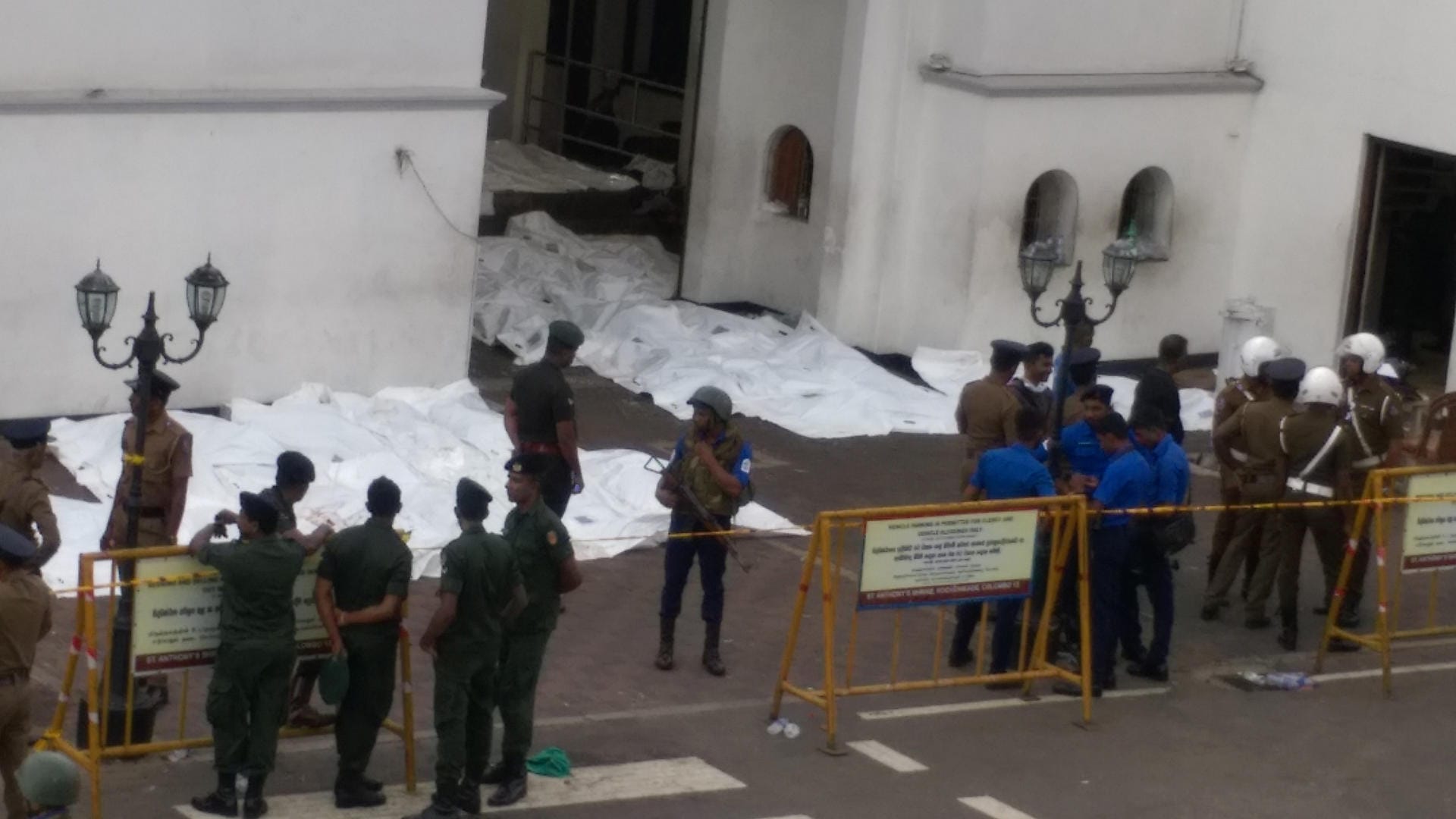 Zugedeckte Leichen liegen vor der Kirche St Anthony's Shrine in Colombo