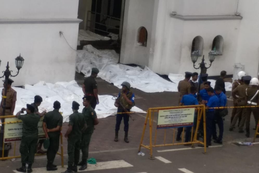 Zugedeckte Leichen liegen vor der Kirche St Anthony's Shrine in Colombo