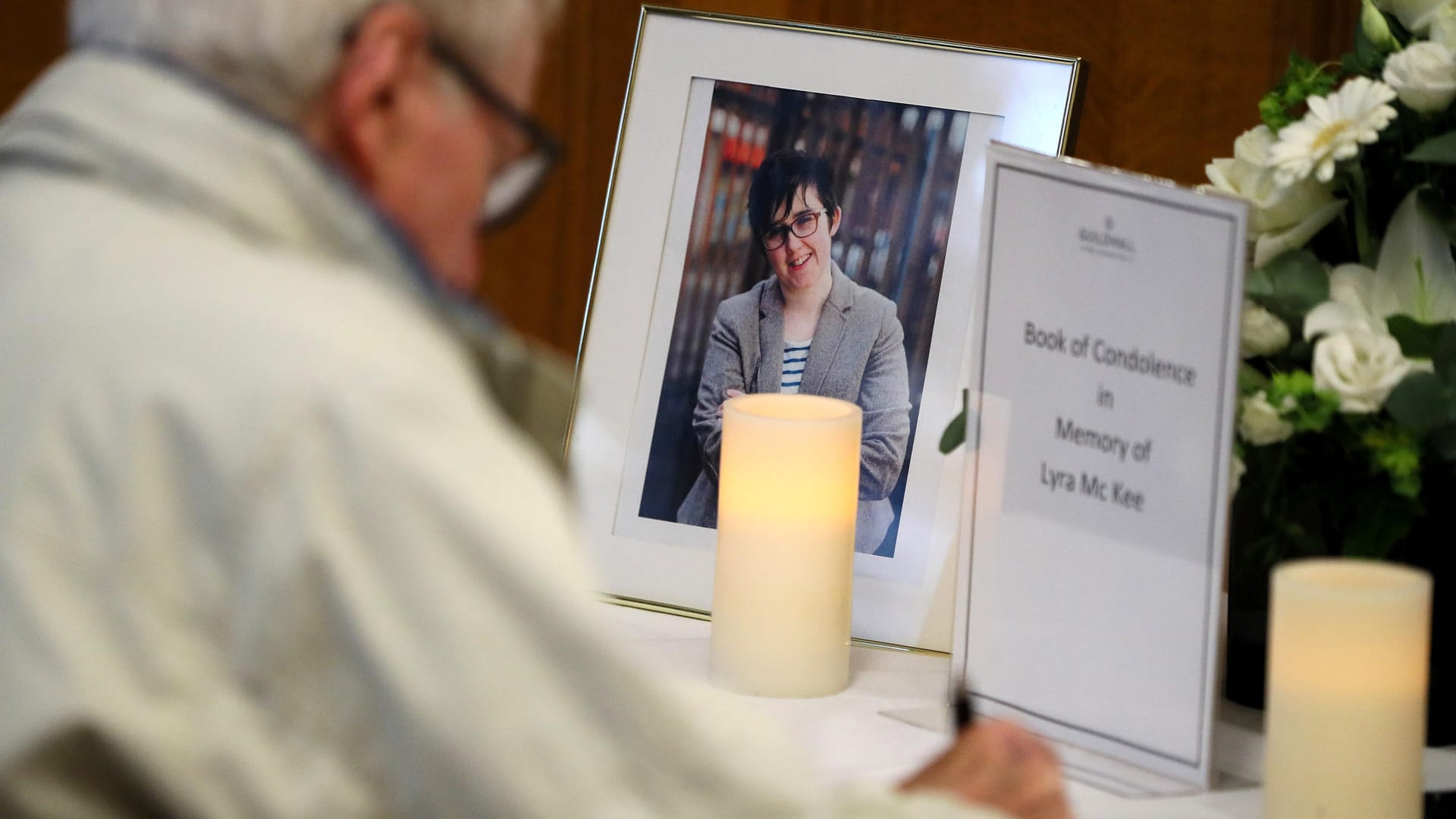 Ein Mann schreibt in ein Kondolenzbuch für Lyra McKee, die am Donnerstagabend bei gewaltsamen Ausschreitungen in der Stadt Londonderry erschossen wurde.