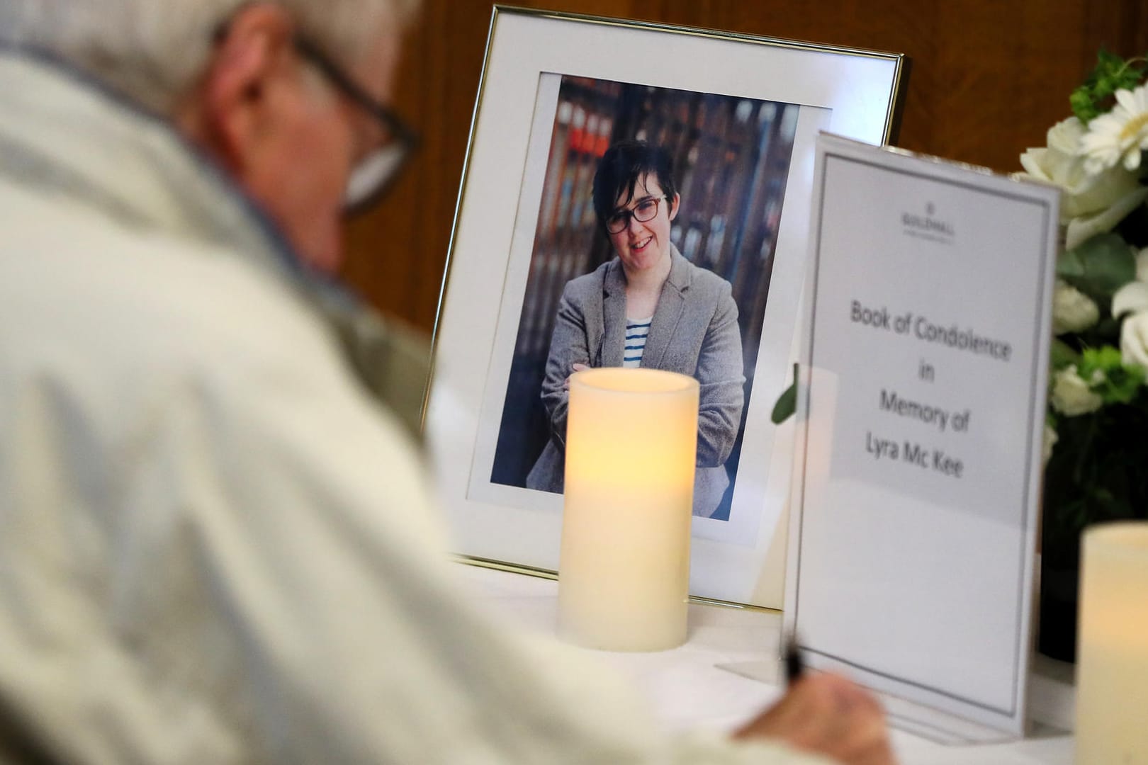 Ein Mann schreibt in ein Kondolenzbuch für Lyra McKee, die am Donnerstagabend bei gewaltsamen Ausschreitungen in der Stadt Londonderry erschossen wurde.