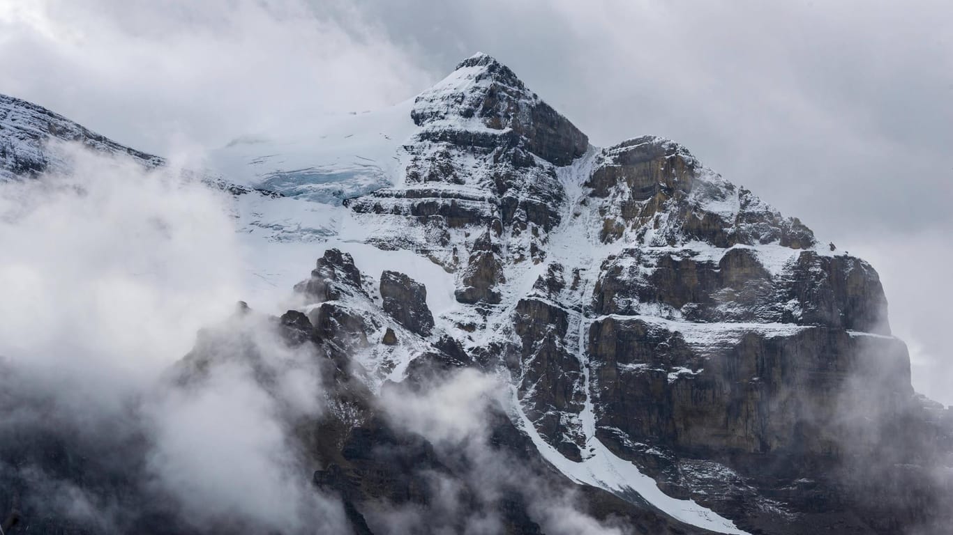 Vergletscherter Berggipfel im Banff-Nationalpark