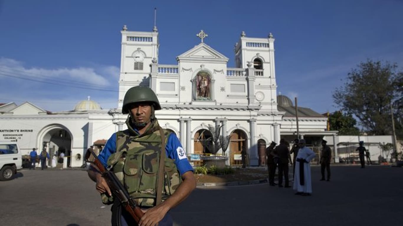 Bei einer verheerenden Anschlagsserie auf christliche Kirchen und Hotels sind am Ostersonntag in Sri Lanka nach Polizeiangaben mehr als 200 Menschen getötet worden.