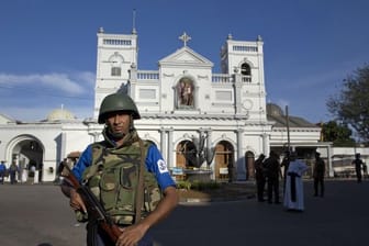 Bei einer verheerenden Anschlagsserie auf christliche Kirchen und Hotels sind am Ostersonntag in Sri Lanka nach Polizeiangaben mehr als 200 Menschen getötet worden.