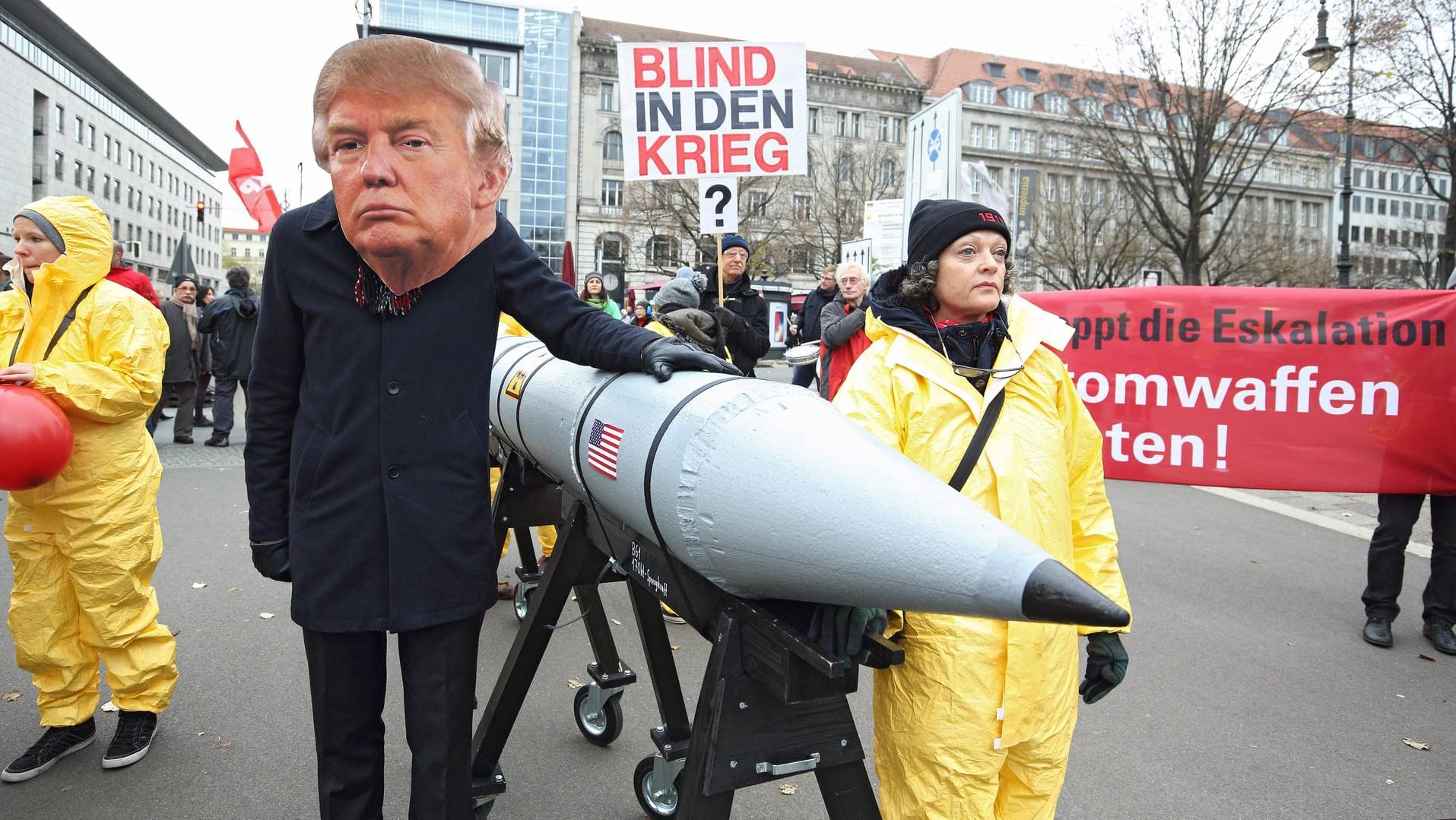 Demo gegen atomare Aufrüstung (Archivbild): Eine deutliche Mehrheit der Deutschen ist für einen Abzug aller US-Atombomben aus Deutschland.