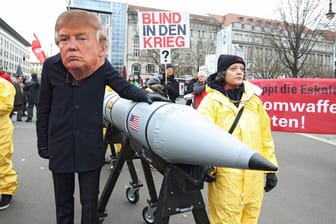 Demo gegen atomare Aufrüstung (Archivbild): Eine deutliche Mehrheit der Deutschen ist für einen Abzug aller US-Atombomben aus Deutschland.