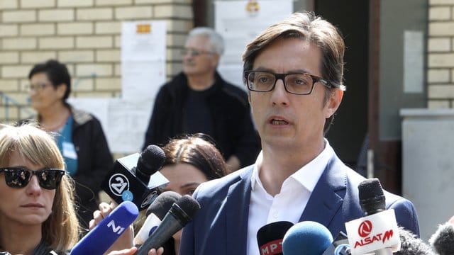 Stevo Pendarovski lieferte sich mit Gordana Siljanovska-Davkova ein Kopf-an-Kopf-Rennen.