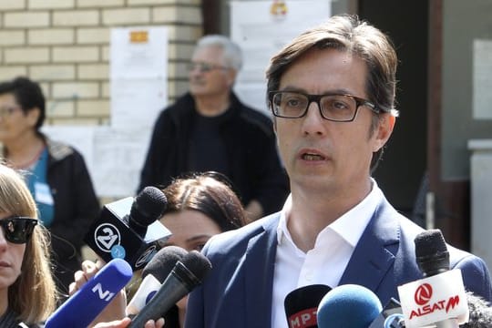 Stevo Pendarovski lieferte sich mit Gordana Siljanovska-Davkova ein Kopf-an-Kopf-Rennen.