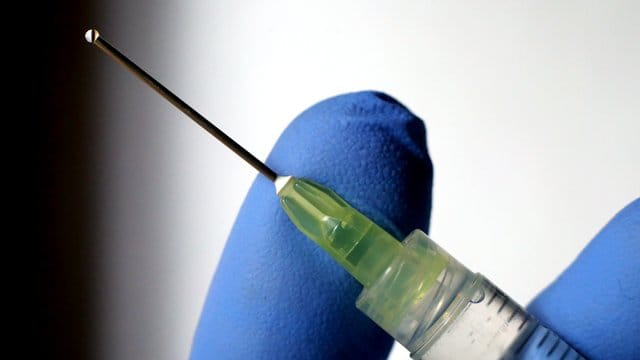 "Die Impfung hat das Potenzial, das Leben von Zehntausenden Kindern zu retten", erklärt Mary Hamel, die Koordinatorin des Malaria-Impfprogramms bei der WHO. "Die Impfung hat das Potenzial, das Leben von Zehntausenden Kindern zu retten", erklärt Mary Hamel, die Koordinatorin des Malaria-Impfprogramms bei der WHO.