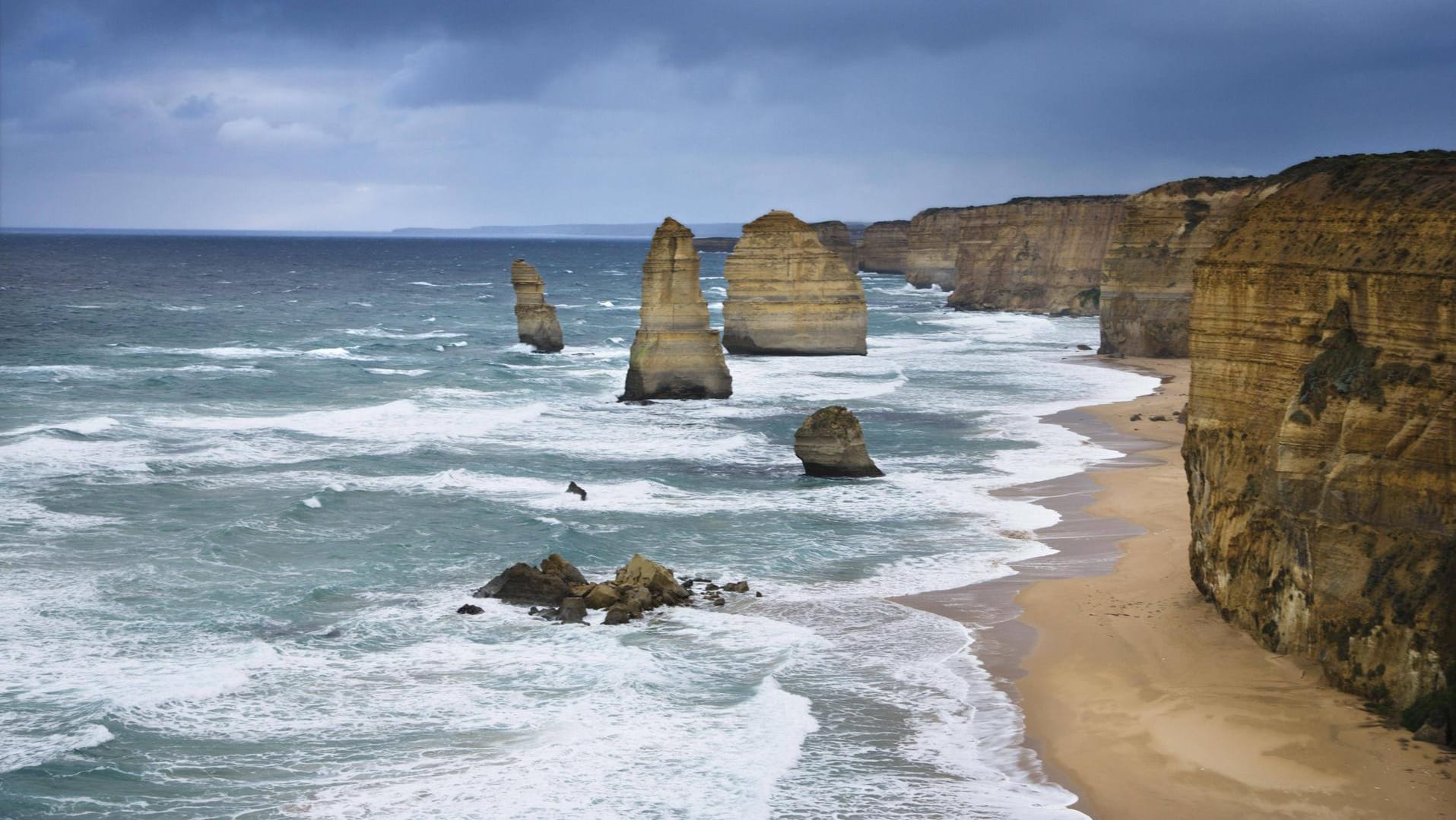 Touristenattraktion Zwölf Apostel (Archivbild): In Australien sind ein Vater und sein Sohn bei dem Versuch ertrunken, einen Touristen aus dem Meer zu retten.