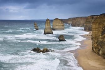 Touristenattraktion Zwölf Apostel (Archivbild): In Australien sind ein Vater und sein Sohn bei dem Versuch ertrunken, einen Touristen aus dem Meer zu retten.