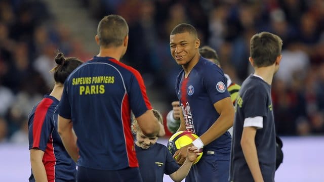 Bleibt nach der Meisterschaft PSG treu: Weltmeister Kylian Mbappe (r). Bleibt nach der Meisterschaft PSG treu: Weltmeister Kylian Mbappe (r).