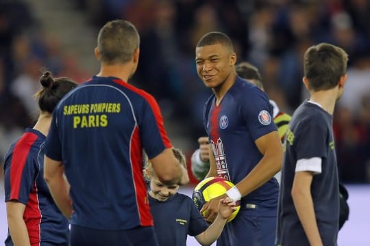 Bleibt nach der Meisterschaft PSG treu: Weltmeister Kylian Mbappe (r).