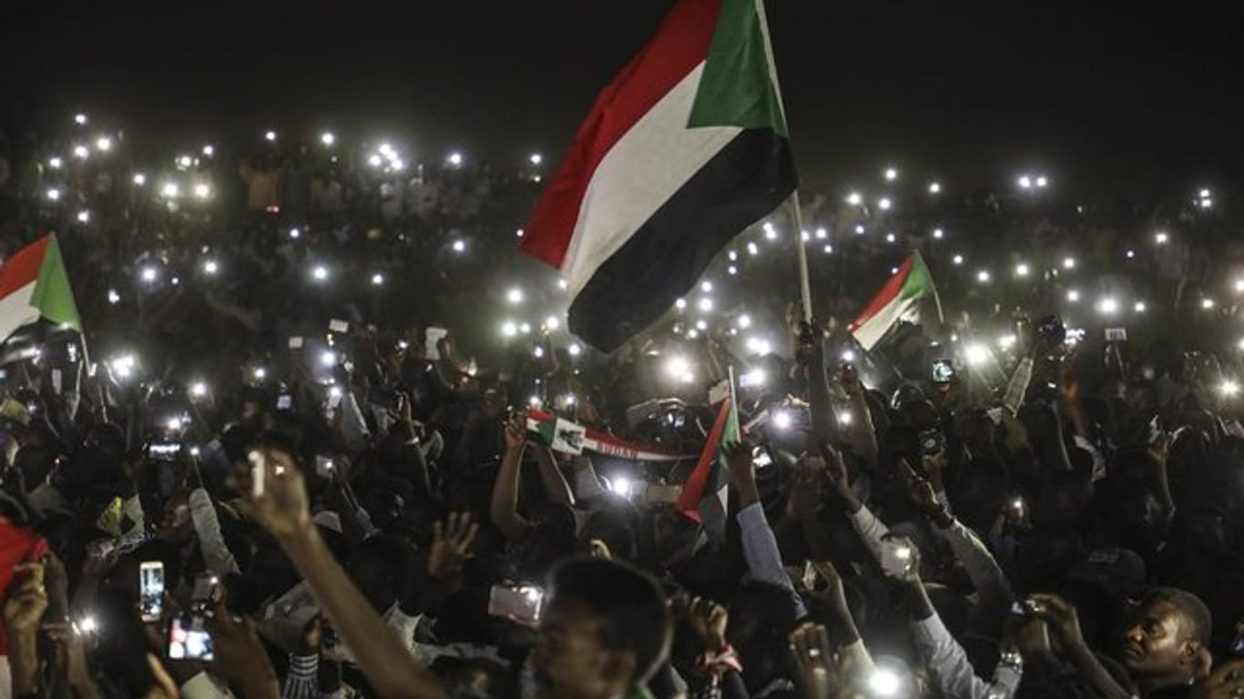 Die Opposition im Sudan will vorerst nicht weiter mit der Militärführung über die Bildung einer Übergangsregierung verhandeln und hat stattdessen zu neuen Massenprotesten aufgerufen.
