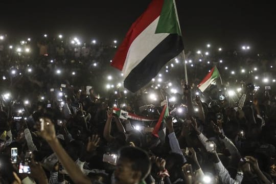Die Opposition im Sudan will vorerst nicht weiter mit der Militärführung über die Bildung einer Übergangsregierung verhandeln und hat stattdessen zu neuen Massenprotesten aufgerufen.