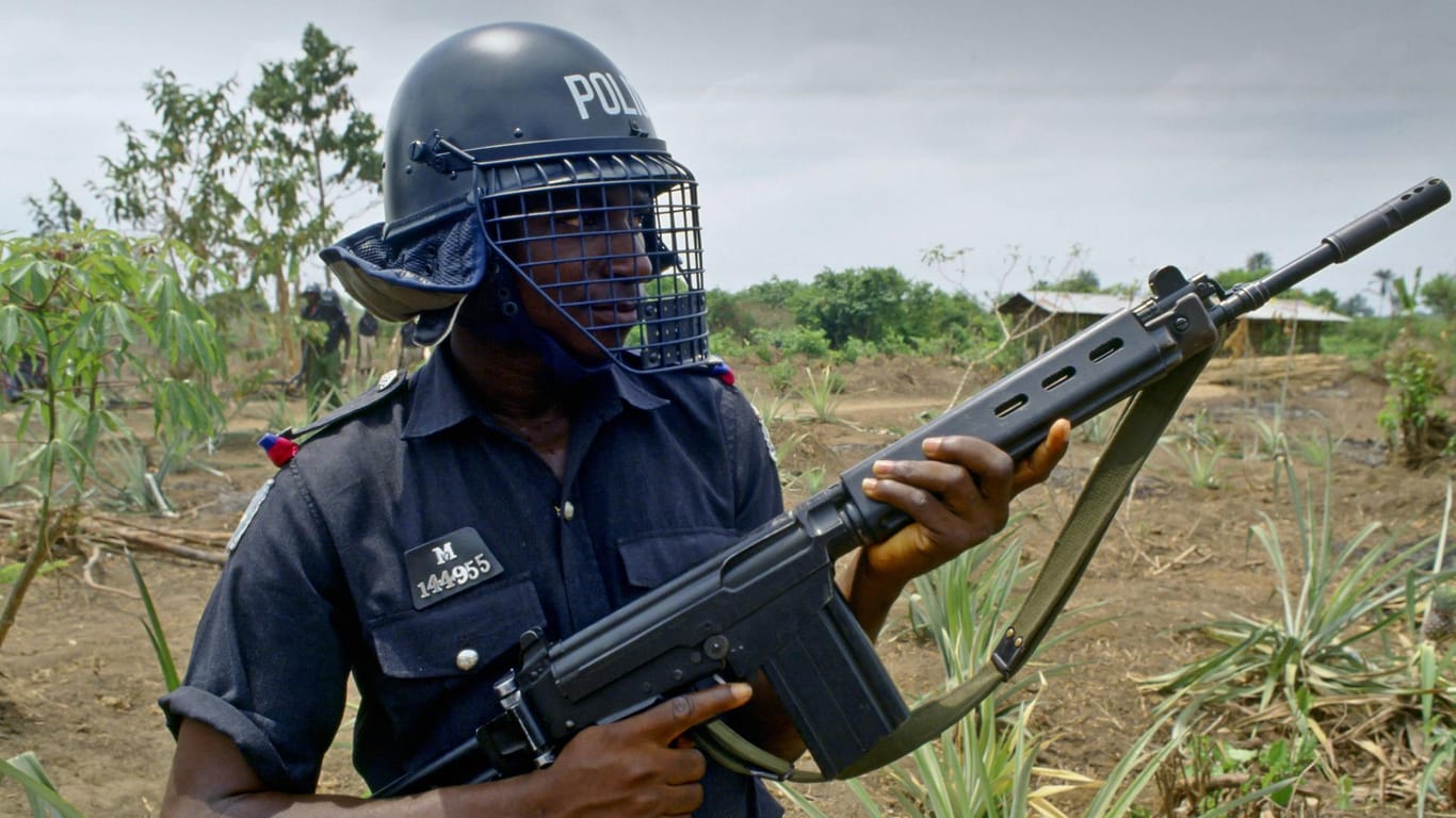Bewaffneter Polizist, Nigeria (Archivbild): Bei einem Angriff auf eine Ferienanlage sind zwei Menschen erschossen worden, unter ihnen eine Britin.