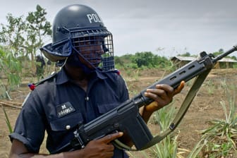 Bewaffneter Polizist, Nigeria (Archivbild): Bei einem Angriff auf eine Ferienanlage sind zwei Menschen erschossen worden, unter ihnen eine Britin.