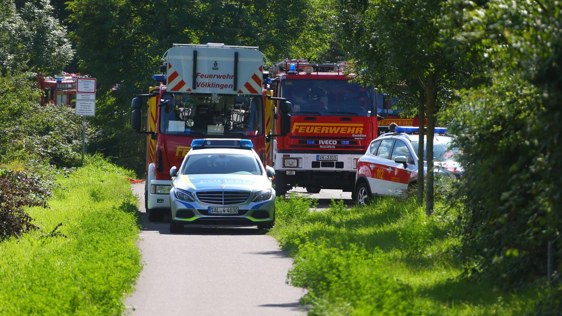 Feuerwehr an der Saar (Archivbild): Bei einem Feuer auf in Saarbrücken angelegten Shisha-Schiff sind fünf Menschen verletzt worden.