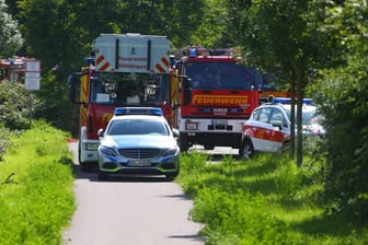 Feuerwehr an der Saar (Archivbild): Bei einem Feuer auf in Saarbrücken angelegten Shisha-Schiff sind fünf Menschen verletzt worden.