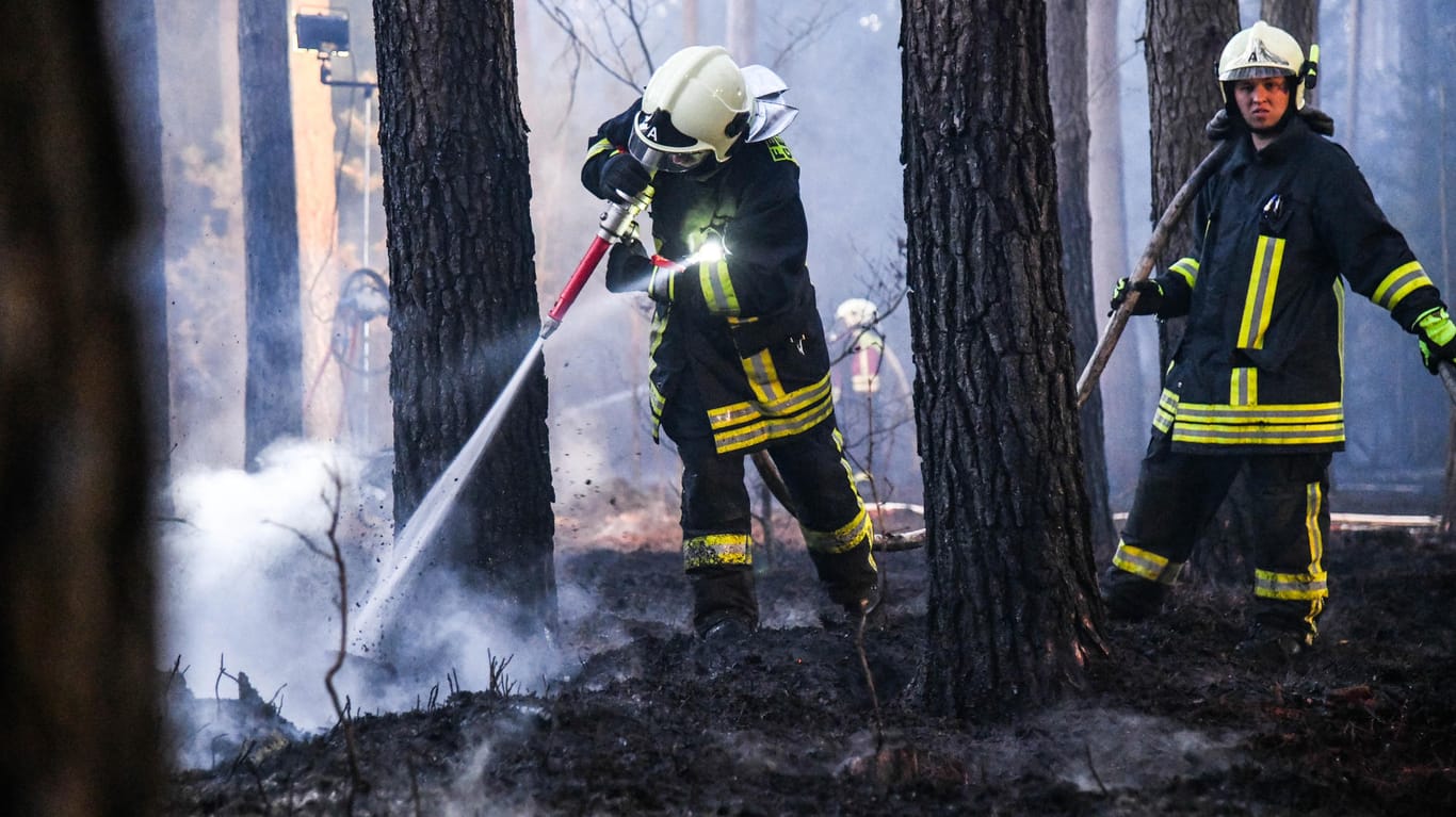 Nassenheide: Feuerwehrleute löschen einen Waldbrand im nördlichen Brandenburg.