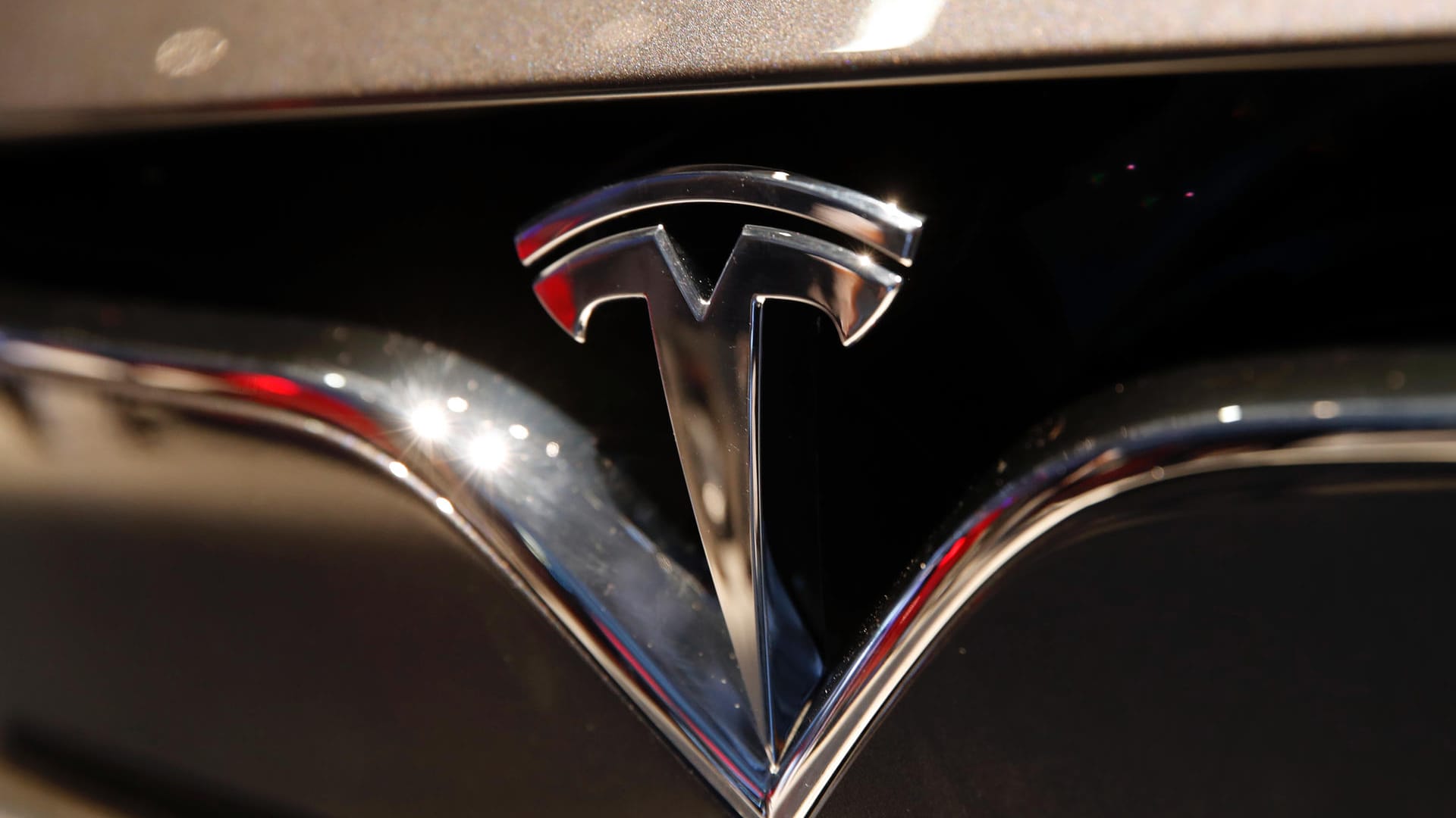 Motorhaube einer Tesla-Wagens: Der US-Elektroautobauer Tesla untersucht die mögliche Explosion eines seiner Autos in China.