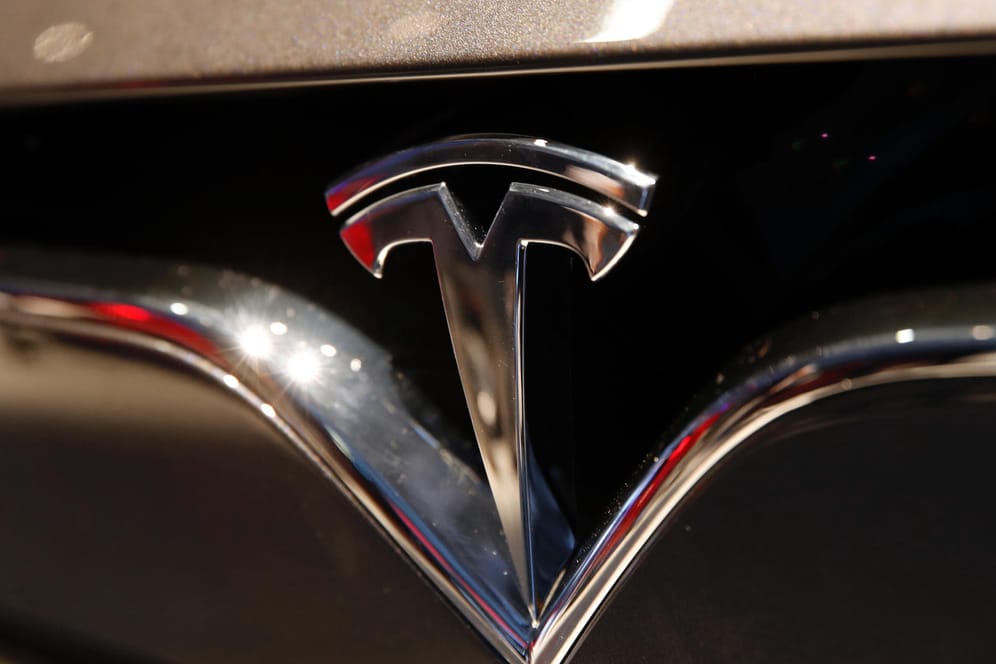 Motorhaube einer Tesla-Wagens: Der US-Elektroautobauer Tesla untersucht die mögliche Explosion eines seiner Autos in China.