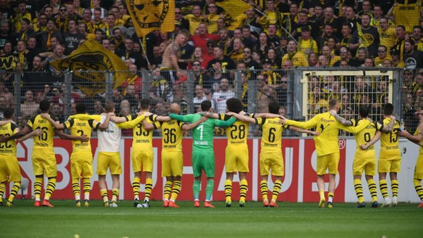 Die BVB-Profis feiern vor der Südkurve den 4:0-Sieg über Freiburg.