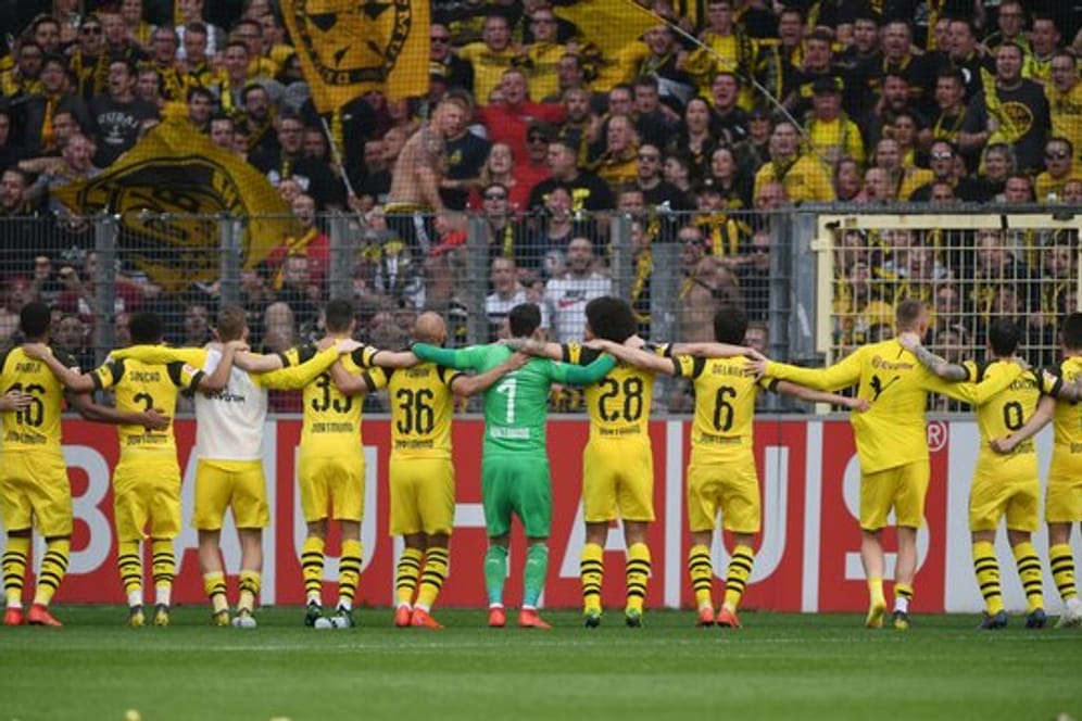 Die BVB-Profis feiern vor der Südkurve den 4:0-Sieg über Freiburg.