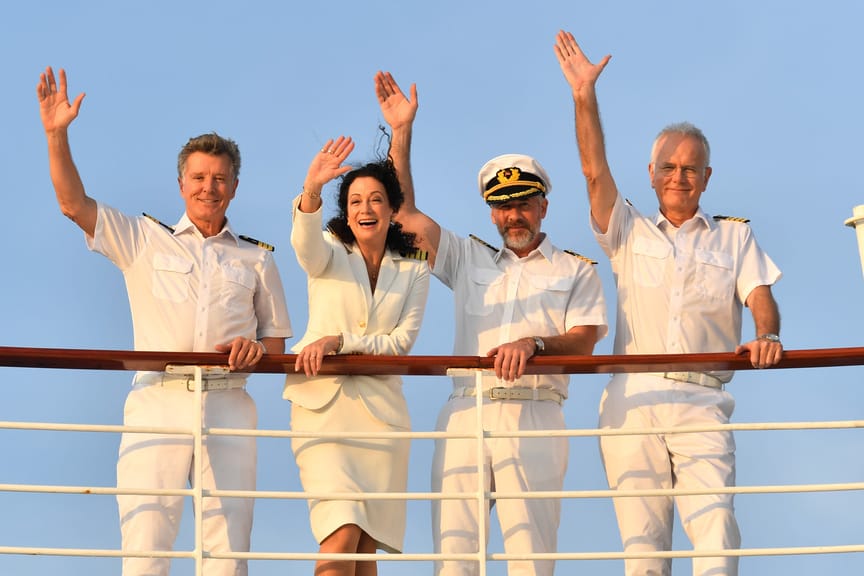 Die "Traumschiff"-Crew: Martin Grimm (Daniel Morgenroth, 2.v.r.), Hanna Liebhold (Barbara Wussow, 2.v.l.), Dr. Sander (Nick Wilder, l.) und Oskar Schifferle (Harald Schmidt, r.).