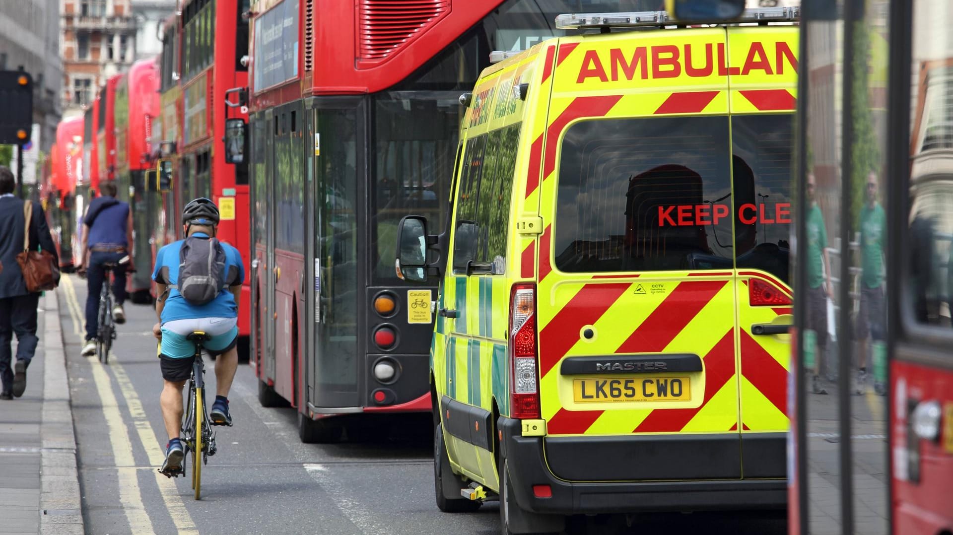 Eine Münchnerin hat am Ostersonntag ihrem rund 1.000 Kilometer entfernt in London wohnenden Bruder einen Rettungswagen gerufen. (Symbolbild)