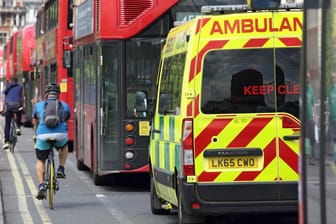 Eine Münchnerin hat am Ostersonntag ihrem rund 1.000 Kilometer entfernt in London wohnenden Bruder einen Rettungswagen gerufen. (Symbolbild)