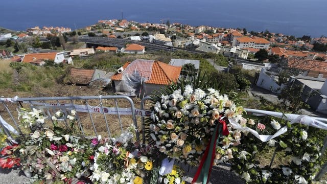 Blumen liegen an der Unfallstelle in Gedenken an das Busunglück.