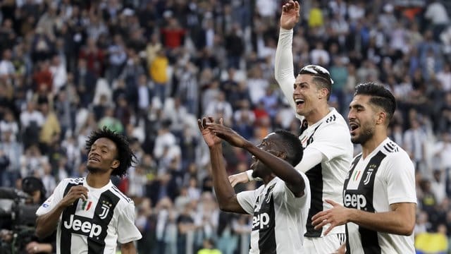 Juan Cuadrado (l-r), Blaise Matuidi, Cristiano Ronaldo und Emre Can feiern den vorzeitigen Meistertitel von Juve.