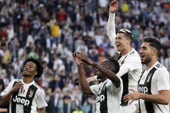 Juan Cuadrado (l-r), Blaise Matuidi, Cristiano Ronaldo und Emre Can feiern den vorzeitigen Meistertitel von Juve.
