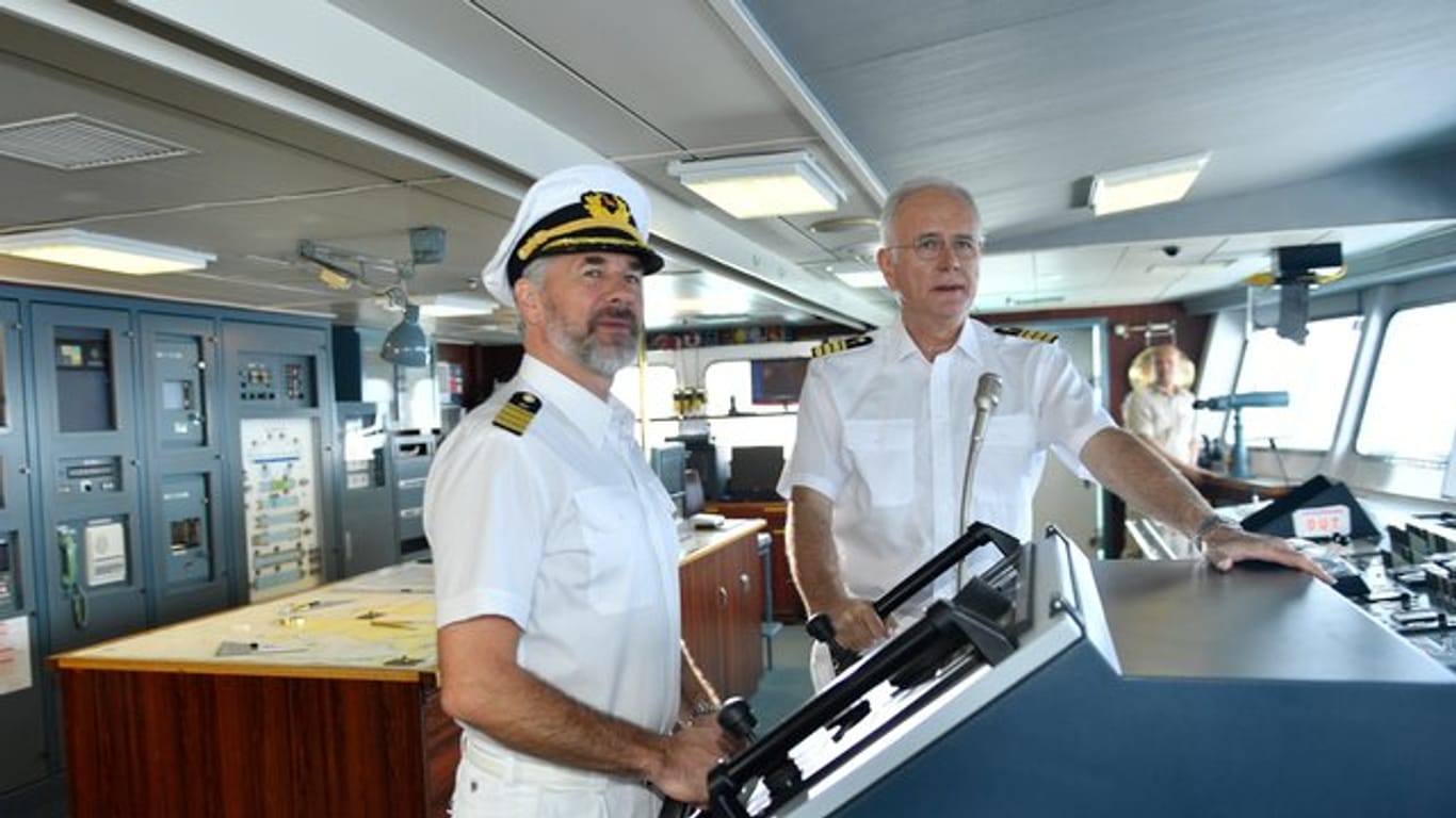 Der Erste Offizier Martin Grimm (Daniel Morgenroth, l) hat das Steuer des Schiffs übernommen.