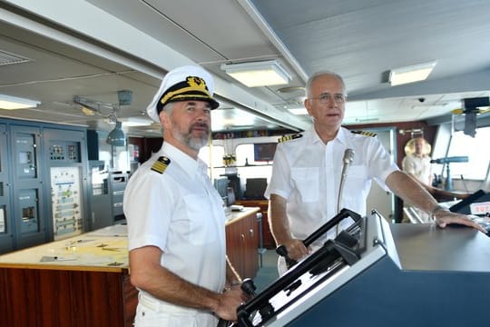 Der Erste Offizier Martin Grimm (Daniel Morgenroth, l) hat das Steuer des Schiffs übernommen.