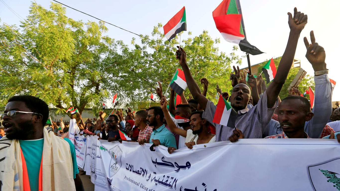 Demonstranten im Sudan: Die Protestbewegung übt weiter Druck auf den herrschenden Militärrat aus.