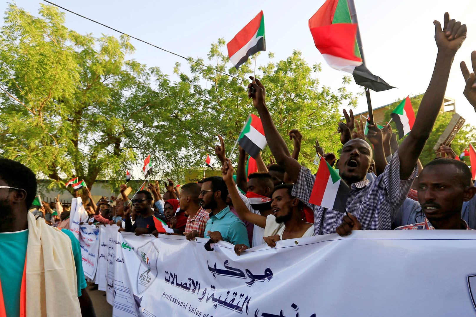 Demonstranten im Sudan: Die Protestbewegung übt weiter Druck auf den herrschenden Militärrat aus.