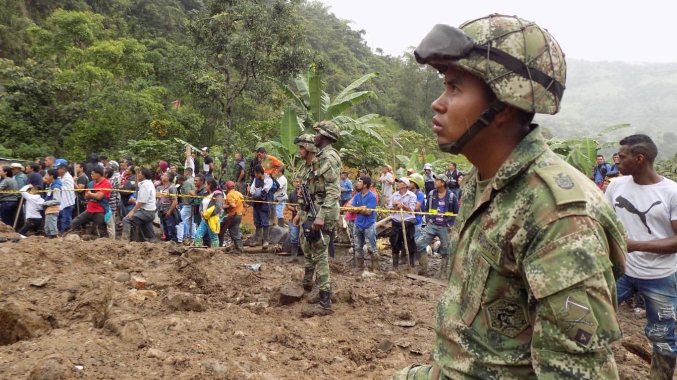 Kolumbien: Mitglieder der kolumbianischen Streitkräften suchen nach vermissten Personen nach einem Erdrutsch.