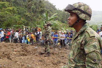 Kolumbien: Mitglieder der kolumbianischen Streitkräften suchen nach vermissten Personen nach einem Erdrutsch.